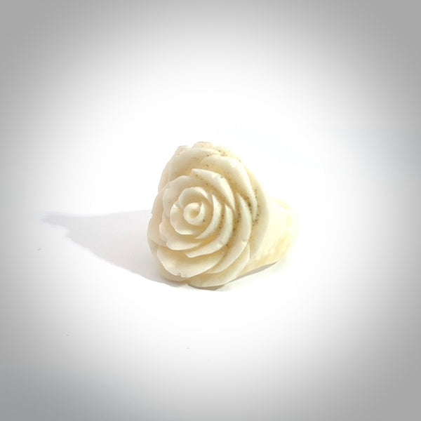 Hand carved natural bone flower ring. Natural bone ring with flower design. Hand made ring, delivered with international airmail. Postage is included. One only bone ring.