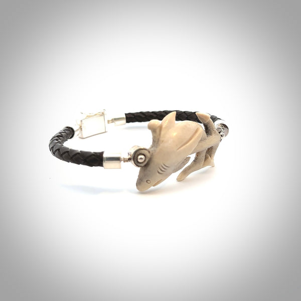 Hand carved shark bracelet from Deer antler. This is an absolutely beautiful piece of wrist jewellery, hand made by NZ Pacific. We provide this with Free Postage Worldwide.