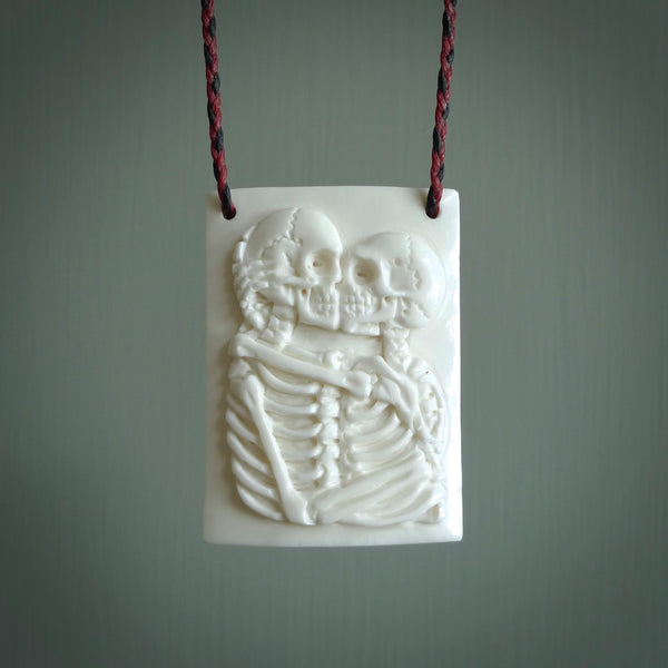 Hand carved natural bone skeleton couple embracing pendant online for sale. Creative lovers of valdaro skeleton necklace hand made from bone. Free shipping worldwide. We provide this pendant with an adjustable cord.