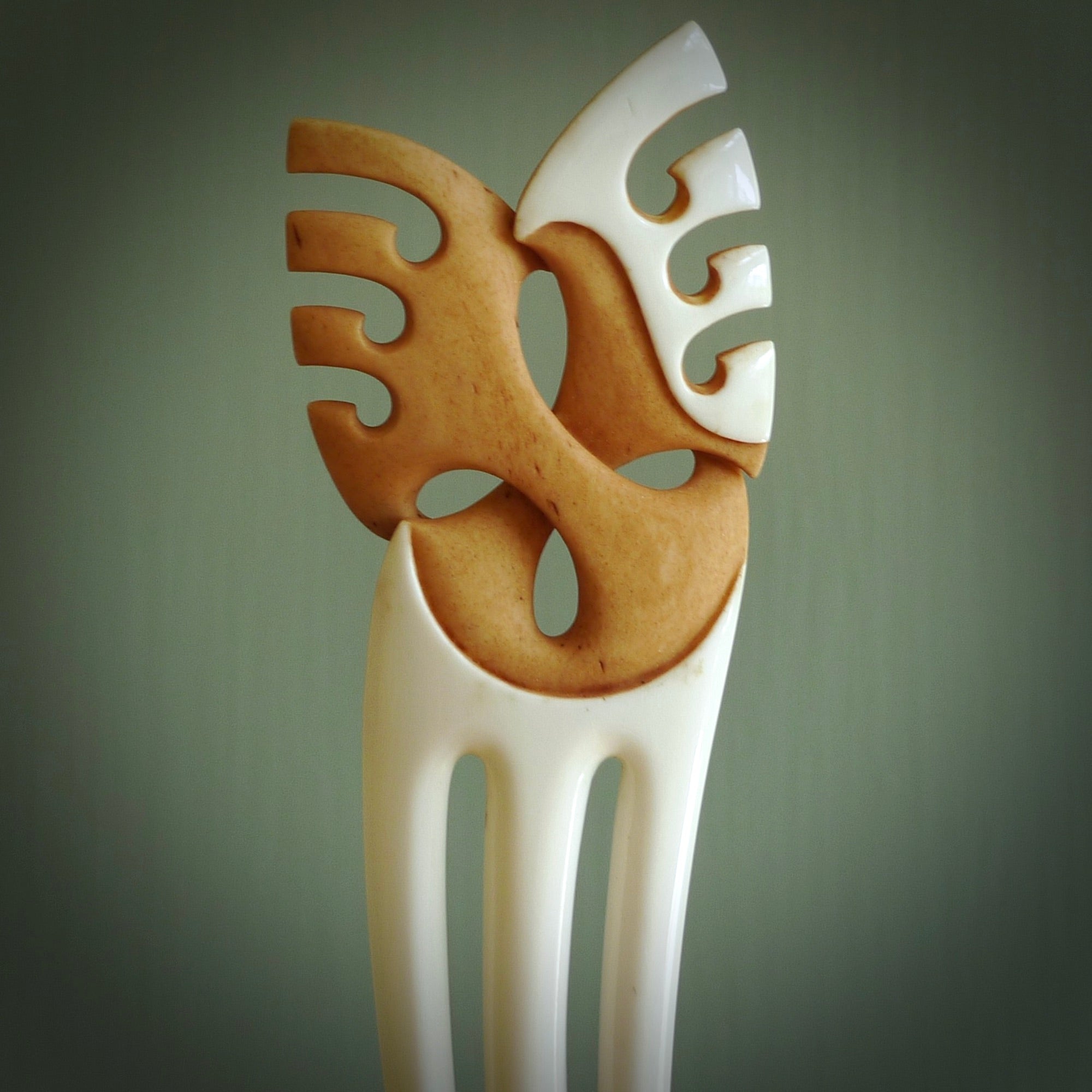A hand carved bone and stained bone Heru comb. A large hand made Heru comb by New Zealand artist Kerry Thompson. Kerry has carved an exquisite work of art and would be perfect for an enthusiasts collection.