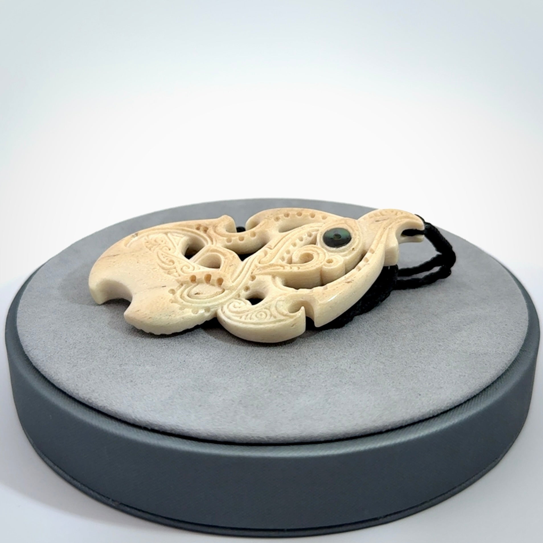 This is a wonderful, finely carved Manaia pendant. It is hand carved by Andrew Doughty and we will ship it to you free anywhere in the world. Hand made from whale bone and delivered to you with an adjustable black cord. Packaged in a woven kete pouch.