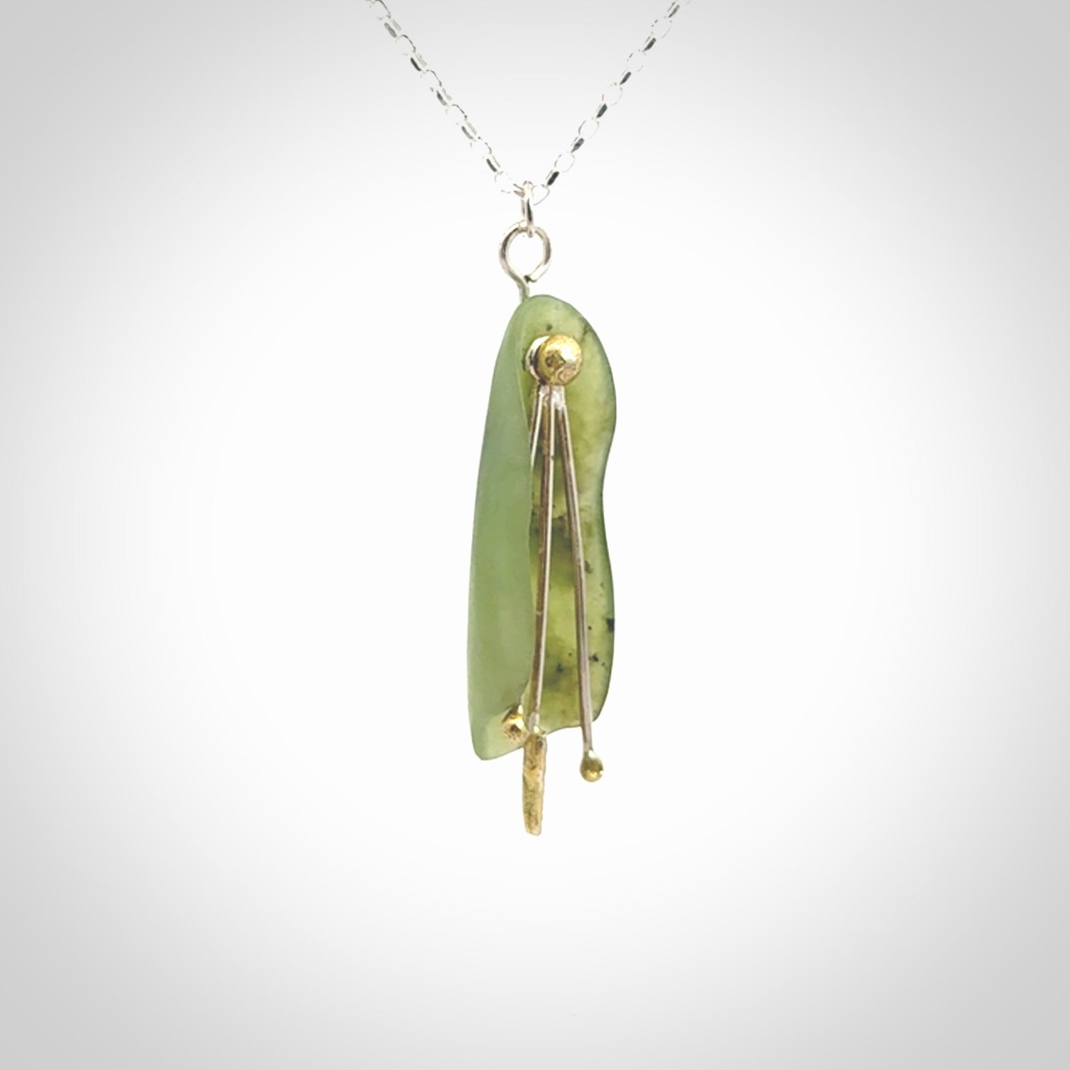 This kowhai flower drop pendant is beautifully hand made with gorgeous flair. It is fashionable and perfect for a women with style. Hand carved from a gorgeous piece of New Zealand jade with Gold leaf coating and sterling silver - this is an elegant and beautiful piece of art to wear.