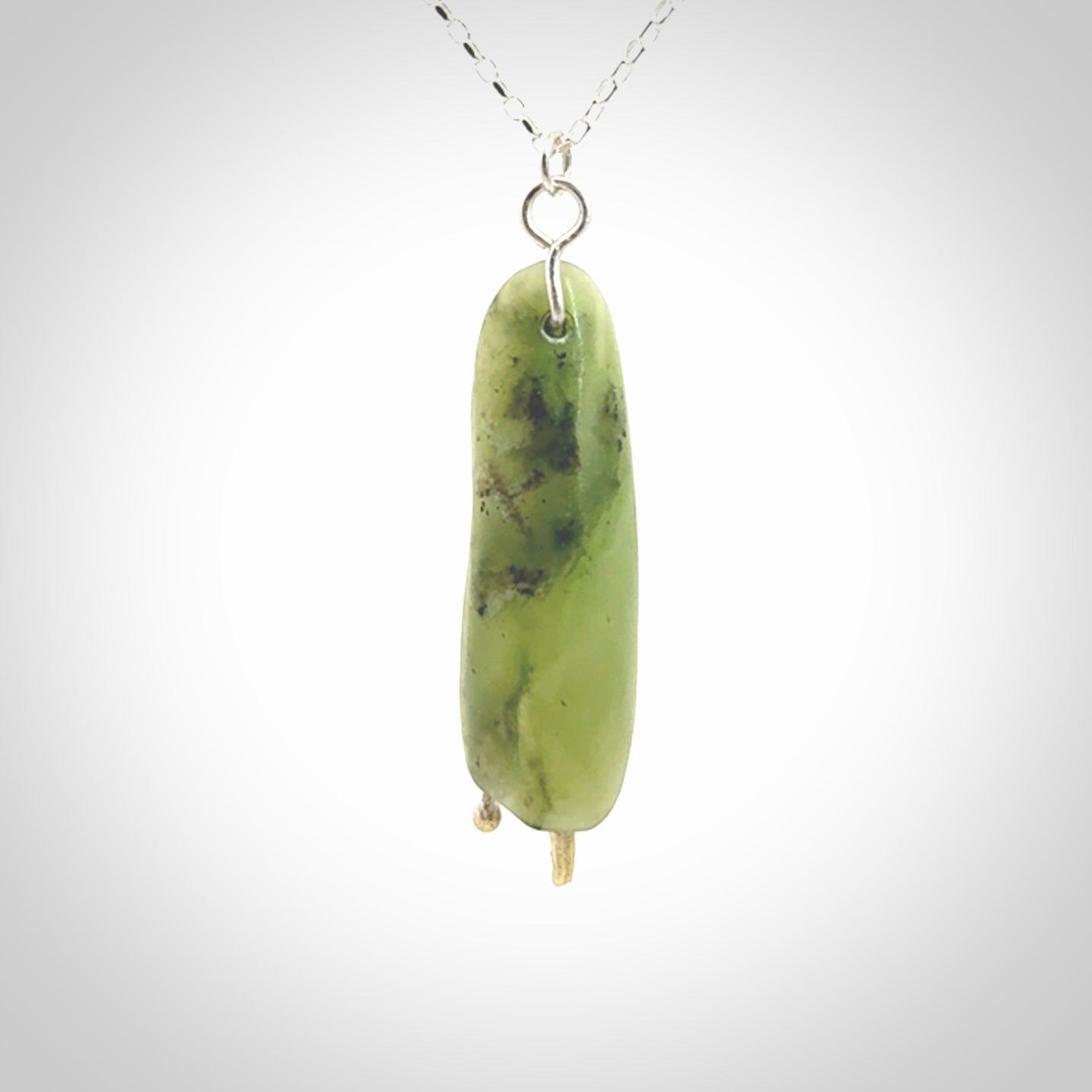 This kowhai flower drop pendant is beautifully hand made with gorgeous flair. It is fashionable and perfect for a women with style. Hand carved from a gorgeous piece of New Zealand jade with Gold leaf coating and sterling silver - this is an elegant and beautiful piece of art to wear.
