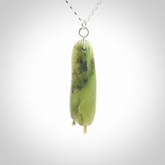 This kowhai flower drop pendant is beautifully hand made with gorgeous flair. It is fashionable and perfect for a women with style. Hand carved from a gorgeous piece of New Zealand jade with Gold leaf coating and sterling silver - this is an elegant and beautiful piece of art to wear.