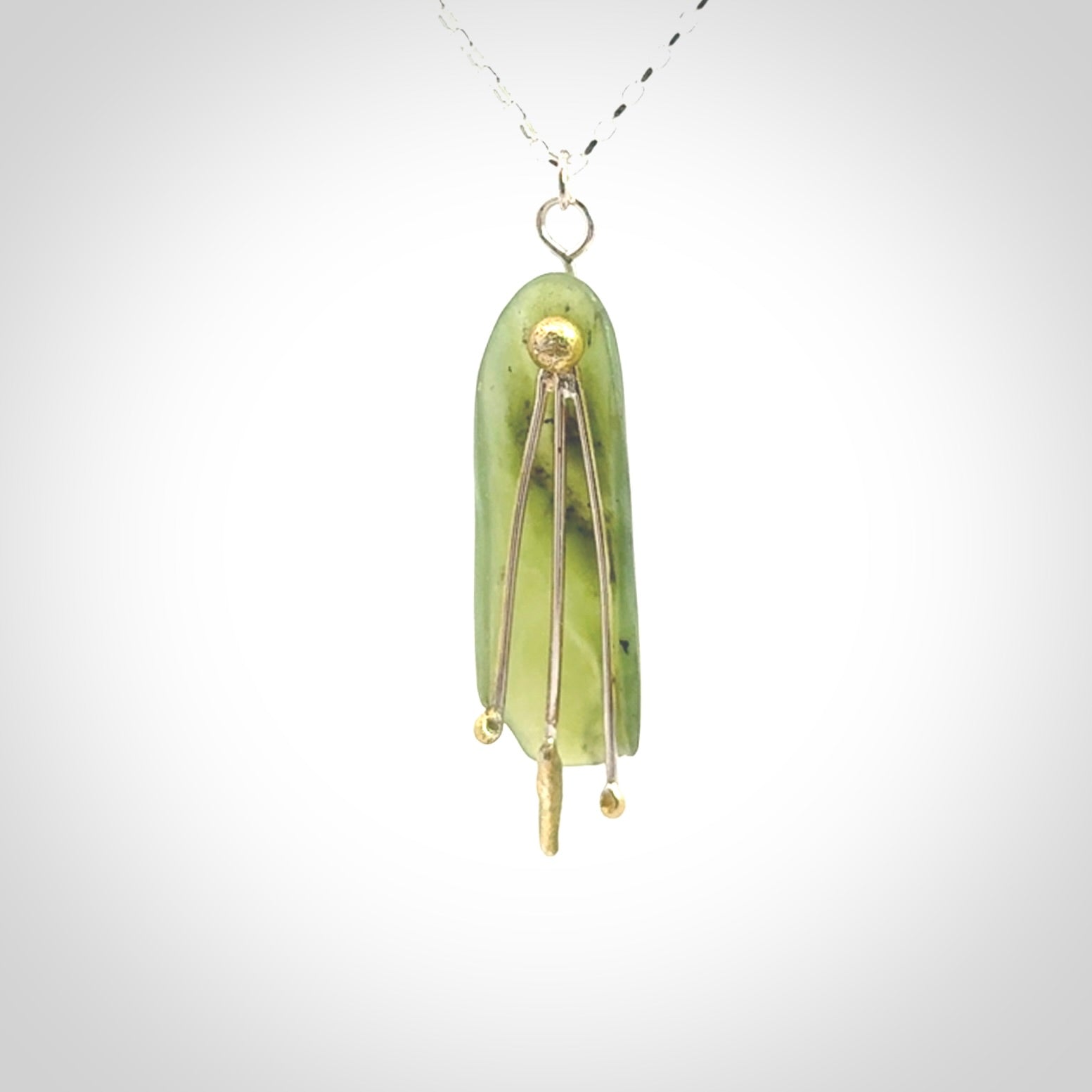 This kowhai flower drop pendant is beautifully hand made with gorgeous flair. It is fashionable and perfect for a women with style. Hand carved from a gorgeous piece of New Zealand jade with Gold leaf coating and sterling silver - this is an elegant and beautiful piece of art to wear.