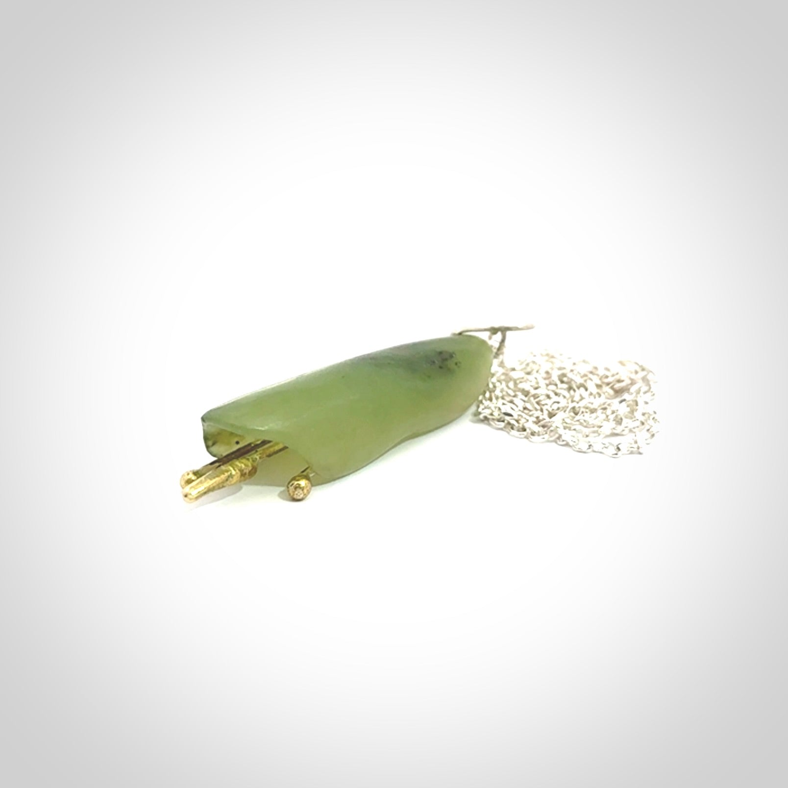 This kowhai flower drop pendant is beautifully hand made with gorgeous flair. It is fashionable and perfect for a women with style. Hand carved from a gorgeous piece of New Zealand jade with Gold leaf coating and sterling silver - this is an elegant and beautiful piece of art to wear.