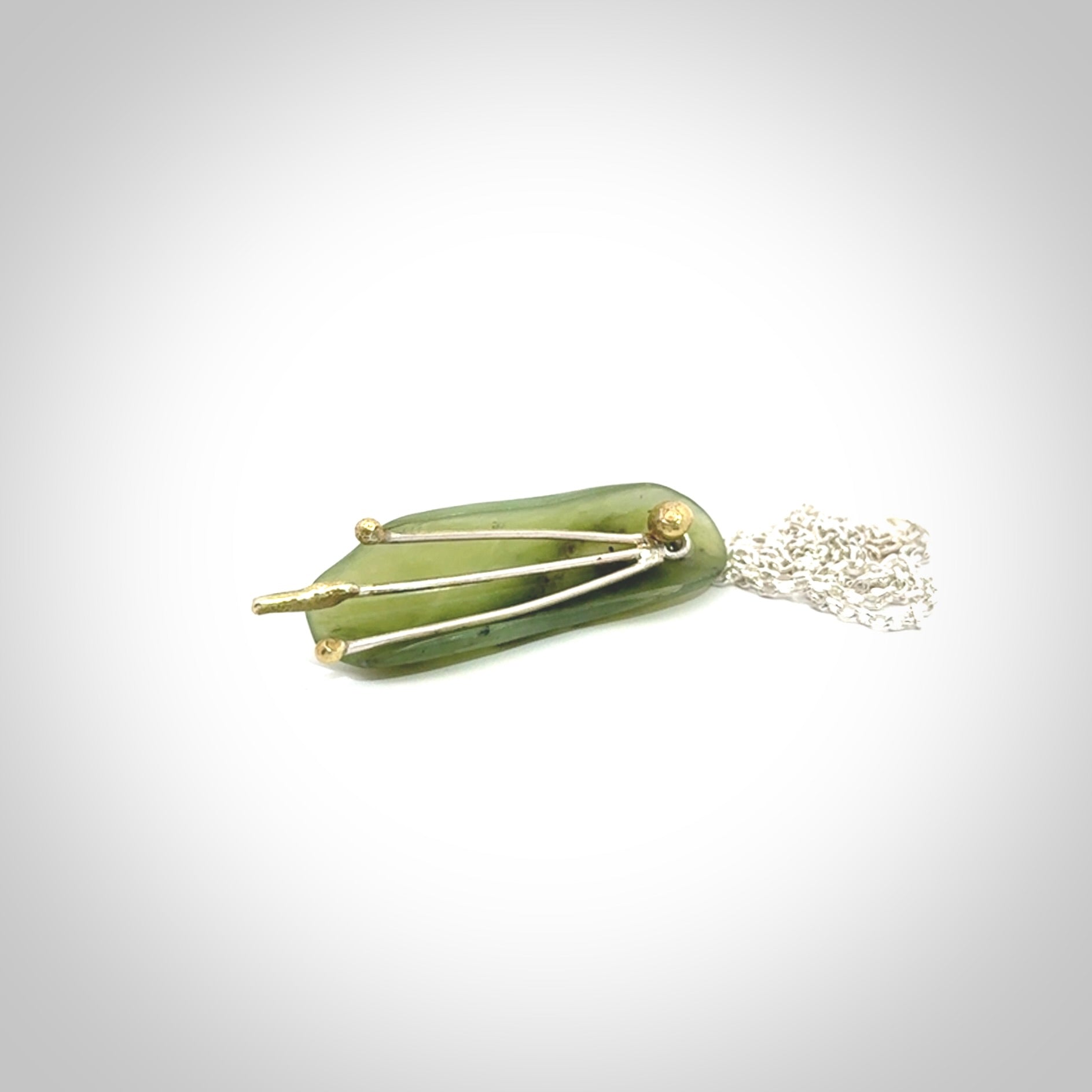 This kowhai flower drop pendant is beautifully hand made with gorgeous flair. It is fashionable and perfect for a women with style. Hand carved from a gorgeous piece of New Zealand jade with Gold leaf coating and sterling silver - this is an elegant and beautiful piece of art to wear.