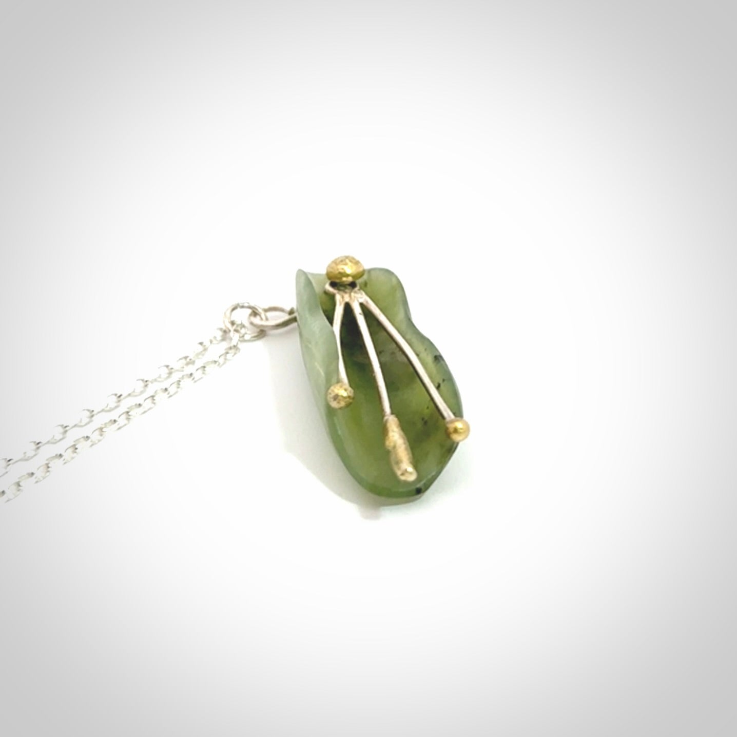 This kowhai flower drop pendant is beautifully hand made with gorgeous flair. It is fashionable and perfect for a women with style. Hand carved from a gorgeous piece of New Zealand jade with Gold leaf coating and sterling silver - this is an elegant and beautiful piece of art to wear.