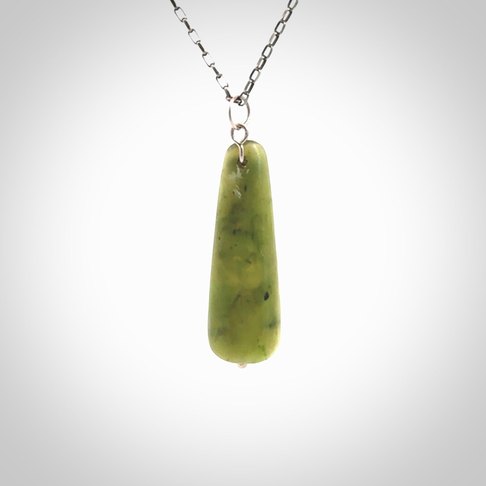This kowhai flower drop pendant is beautifully hand made with gorgeous flair. It is fashionable and perfect for a women with style. Hand carved from a gorgeous piece of New Zealand jade with sterling silver - this is an elegant and beautiful piece of art to wear.