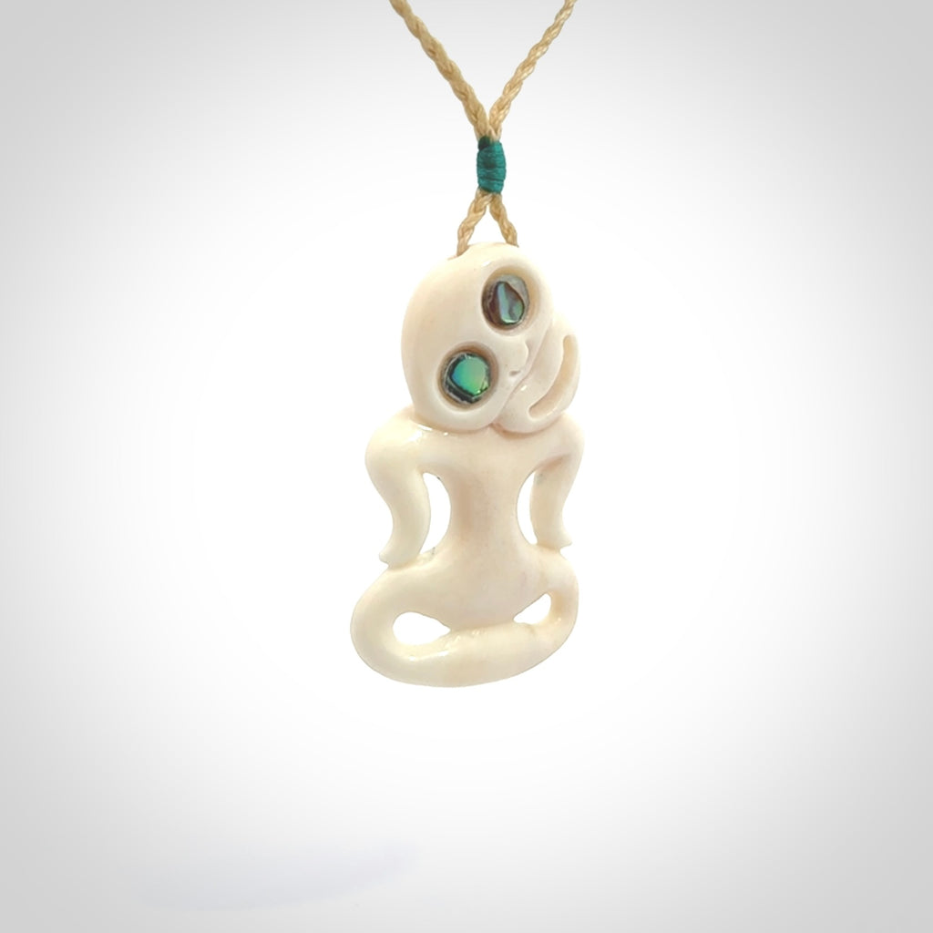 Bone Tiki ネックレス SMALL BONE TIKI PENDANT WITH PAUA SHELL EYES. BONE TIKI: NZ