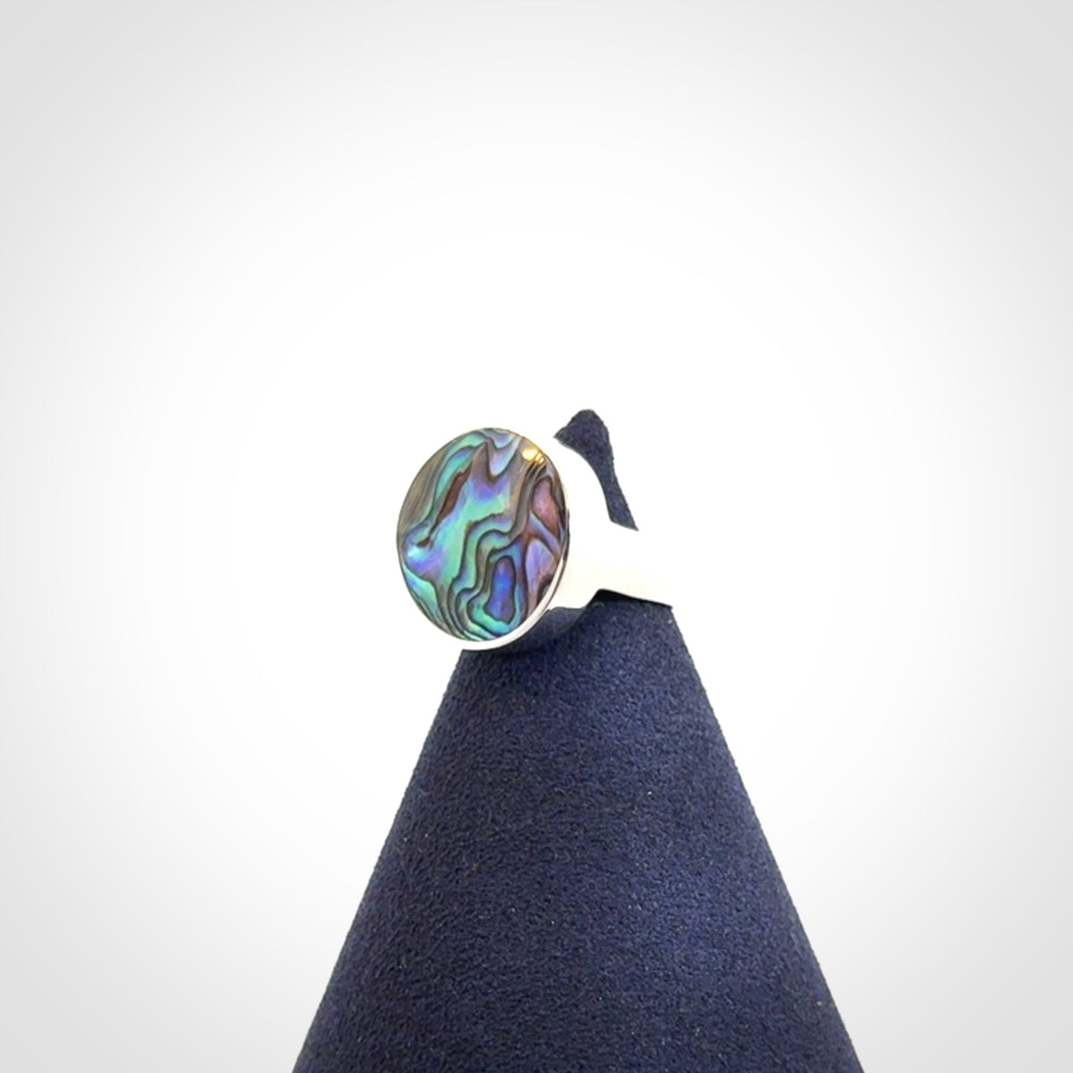 A beautiful and expressive pāua ring