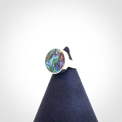 A beautiful and expressive pāua ring