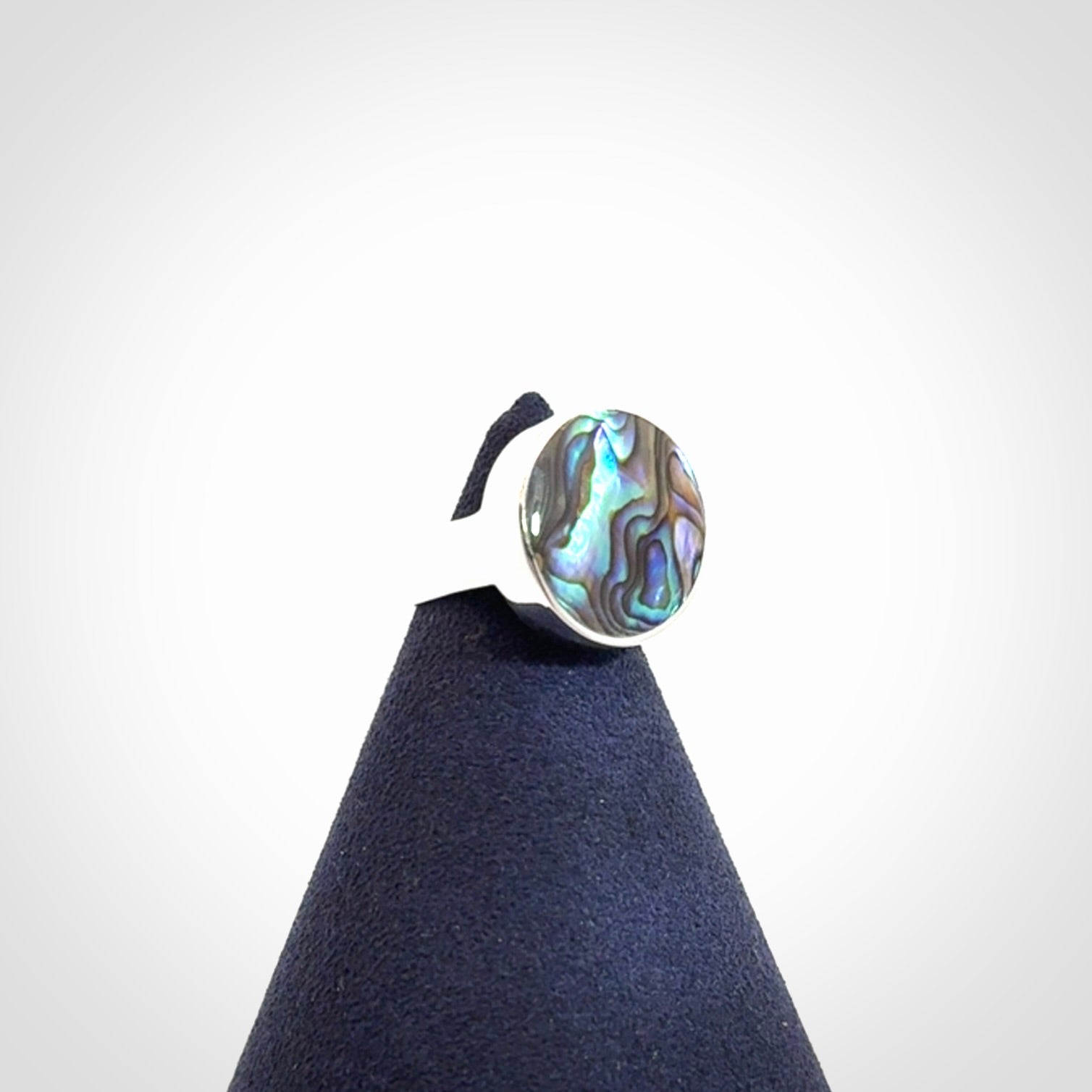 A beautiful and expressive pāua ring