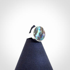 A beautiful and expressive pāua ring