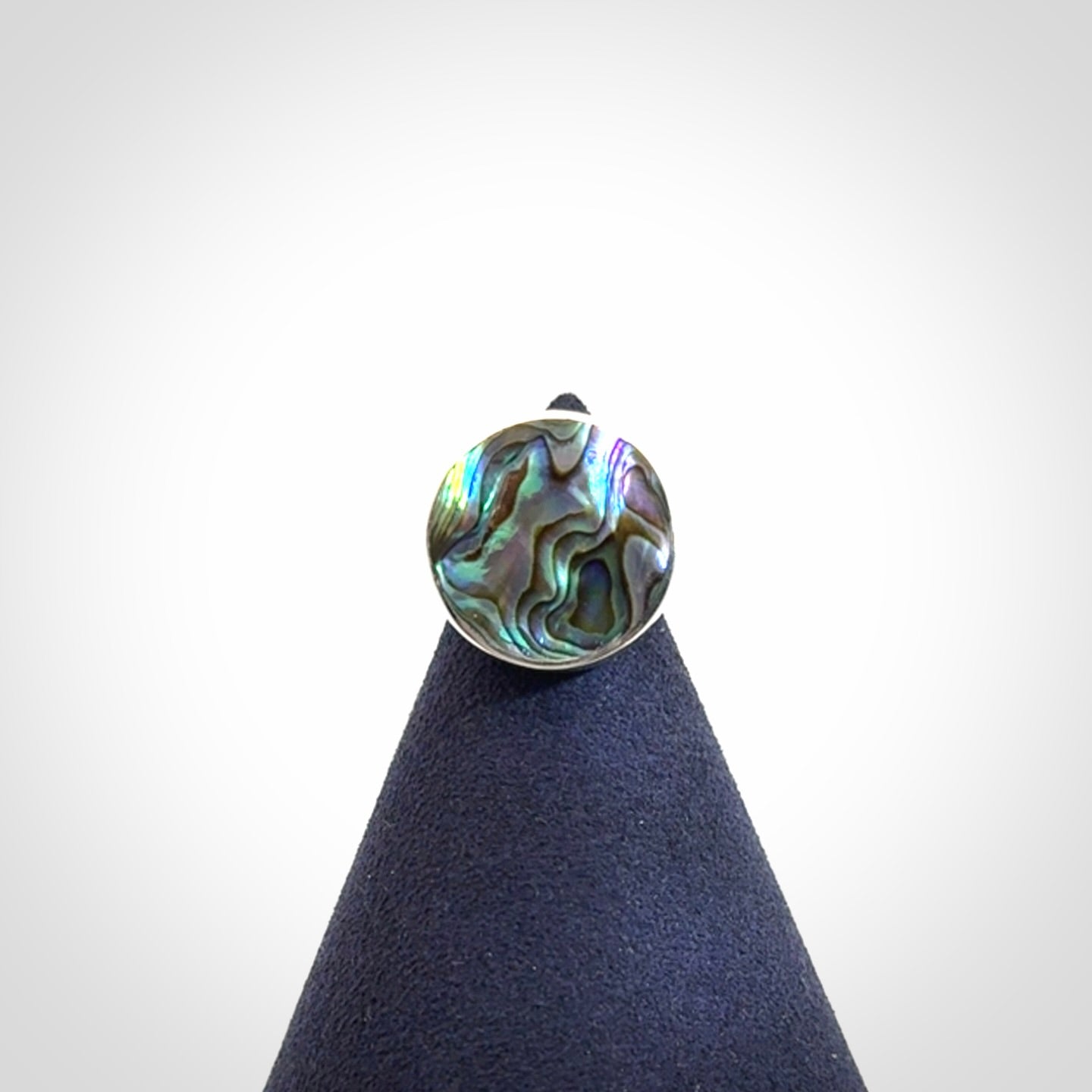 A beautiful and expressive pāua ring