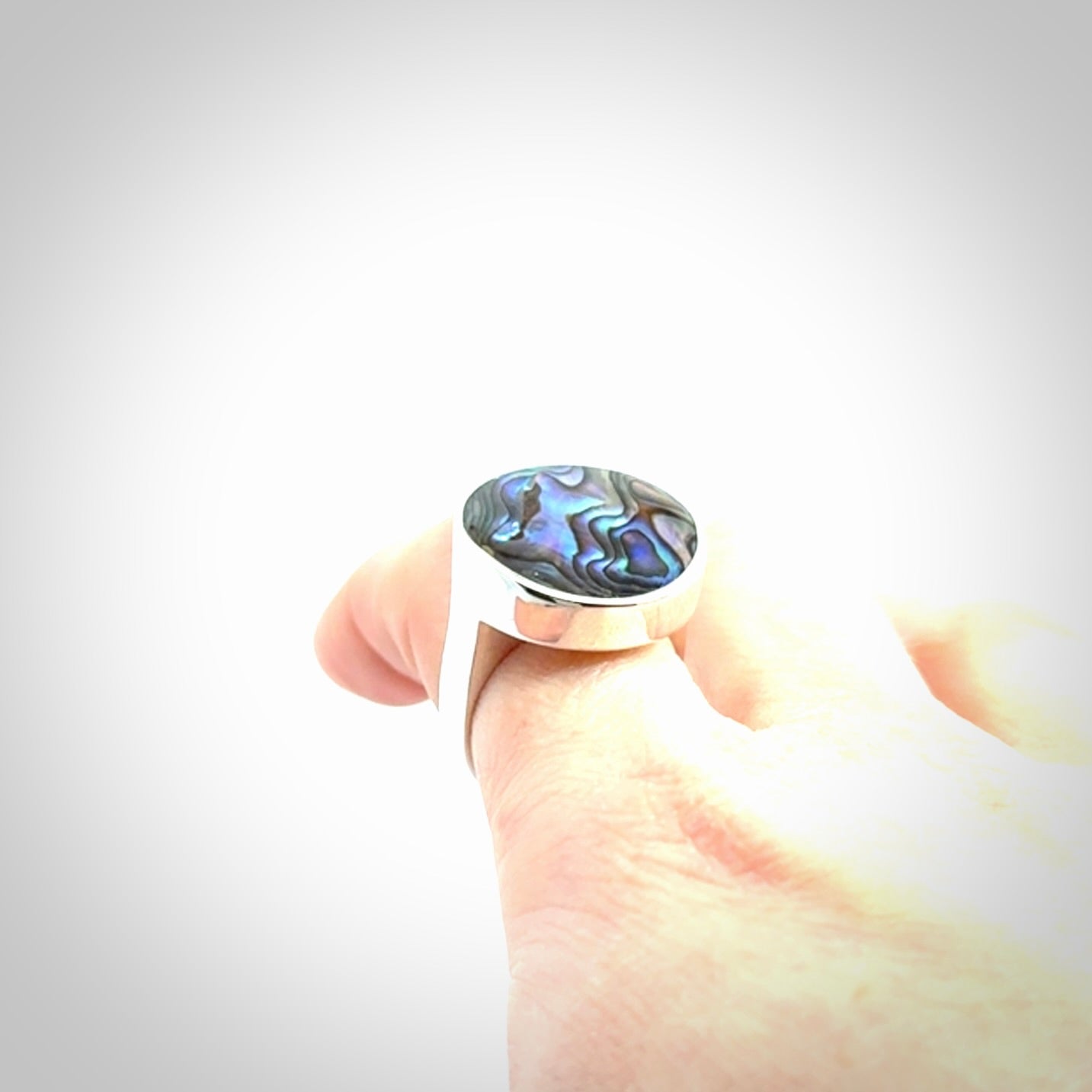 A beautiful and expressive pāua ring