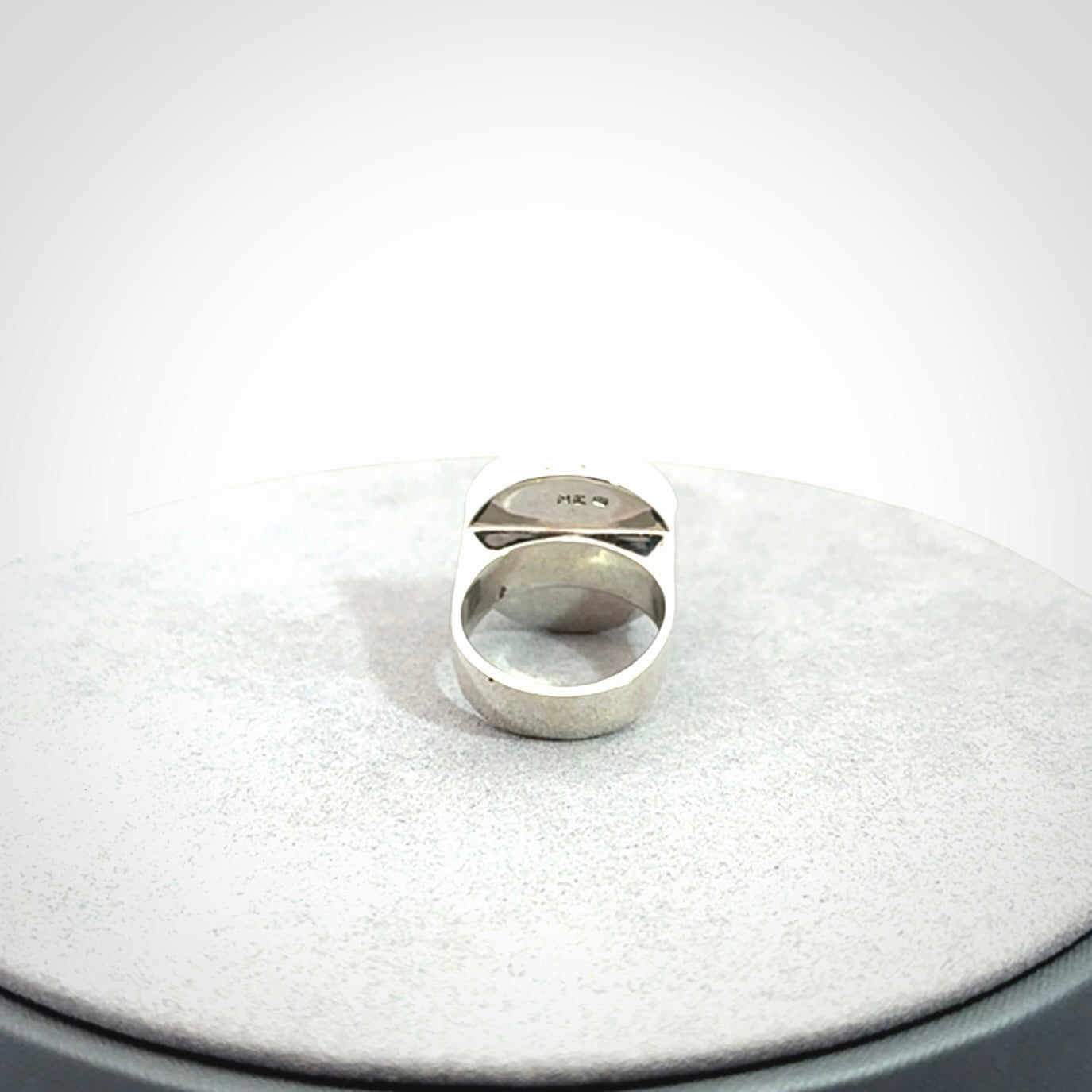 A beautiful and expressive pāua ring