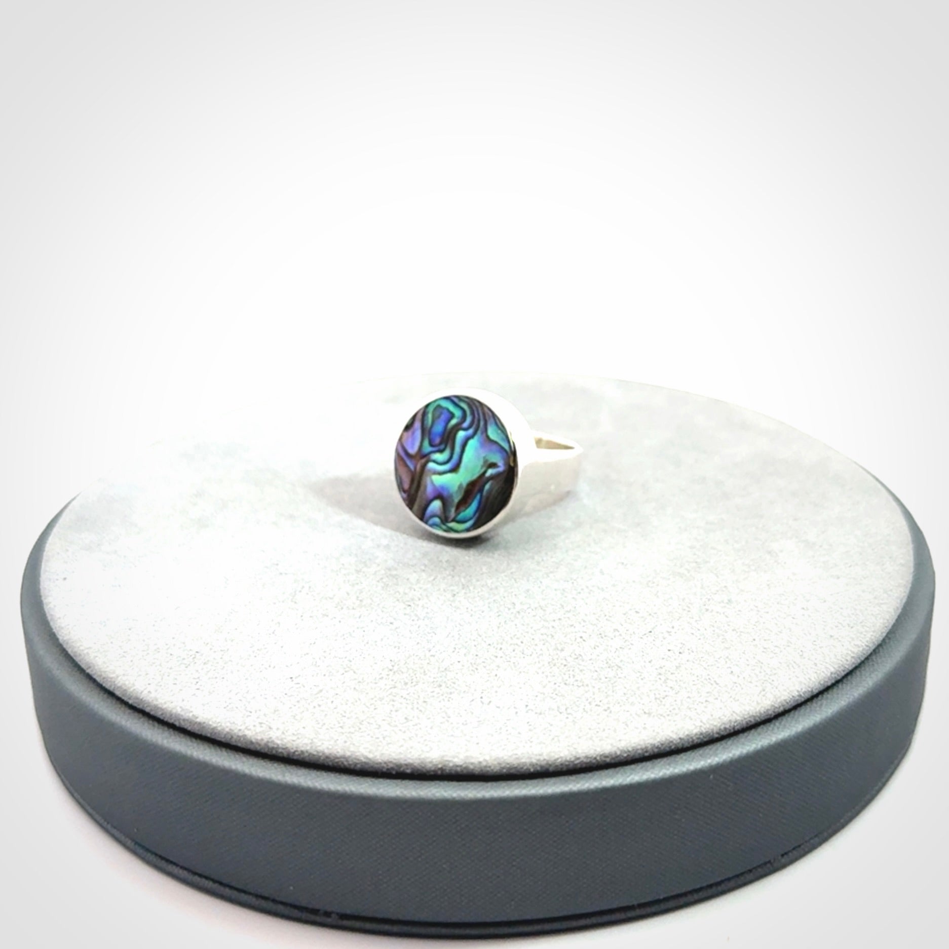 A beautiful and expressive pāua ring