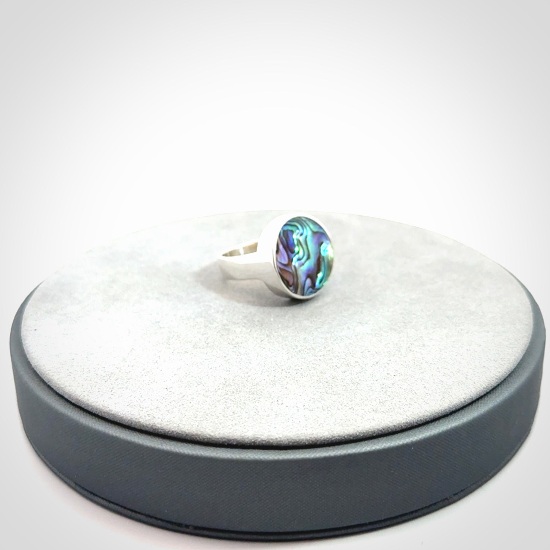 A beautiful and expressive pāua ring