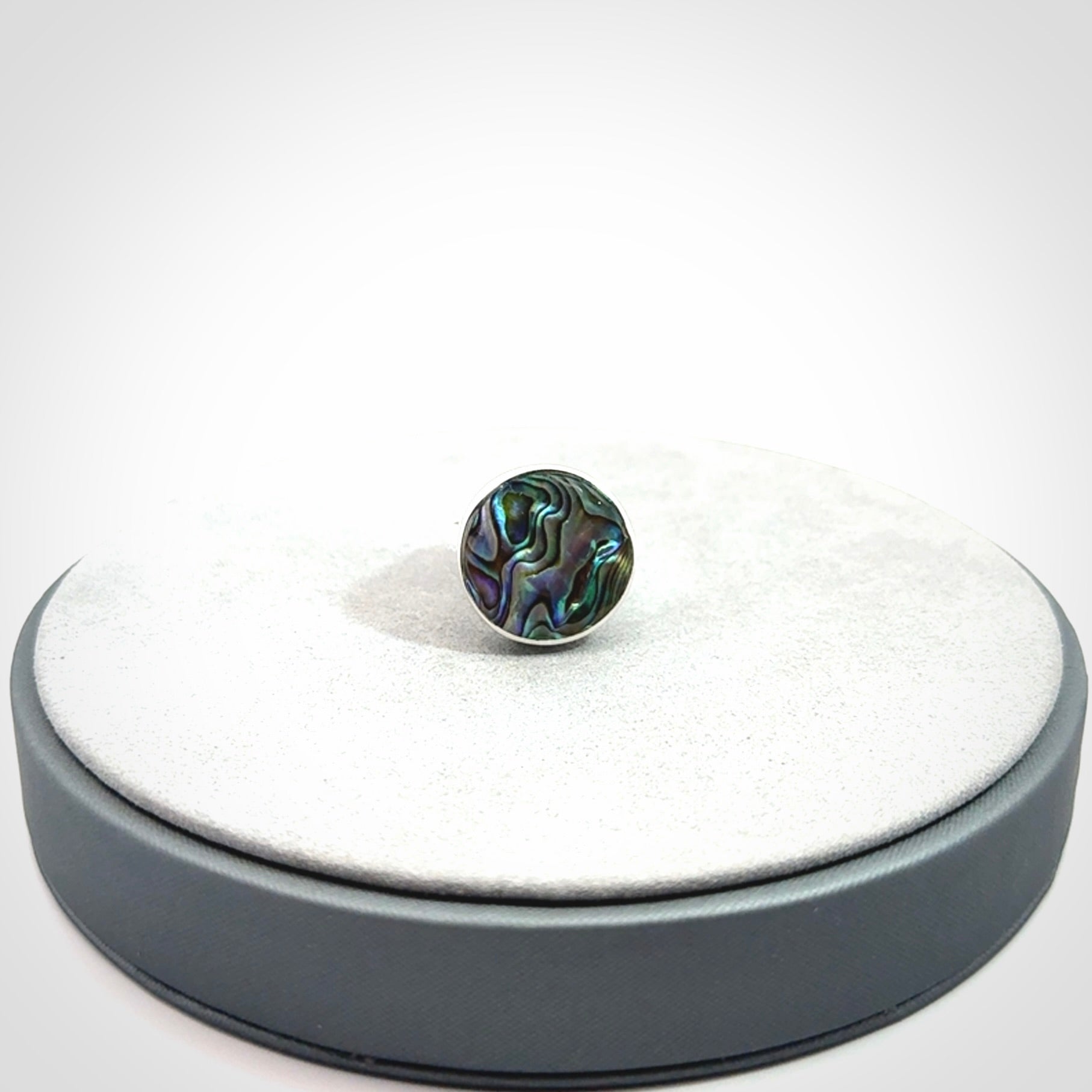 A beautiful and expressive pāua ring