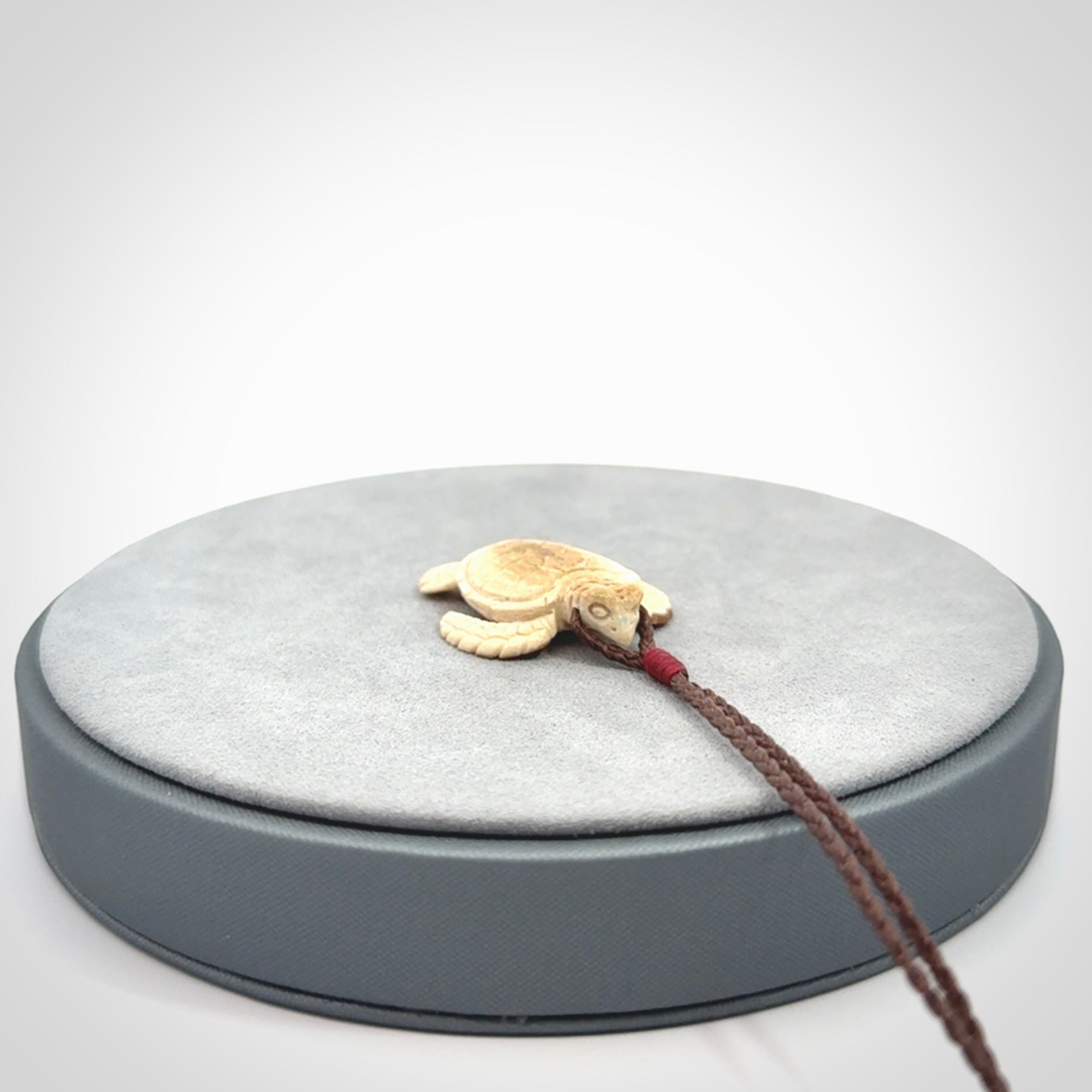 This is a beautiful hand carved woolly mammoth tusk turtle pendant. A really cool piece that is made from this rare and beautiful material. The mammoth has a very distinctive grain and each piece is different. We ship this worldwide and the cost of shipping is included in the price.