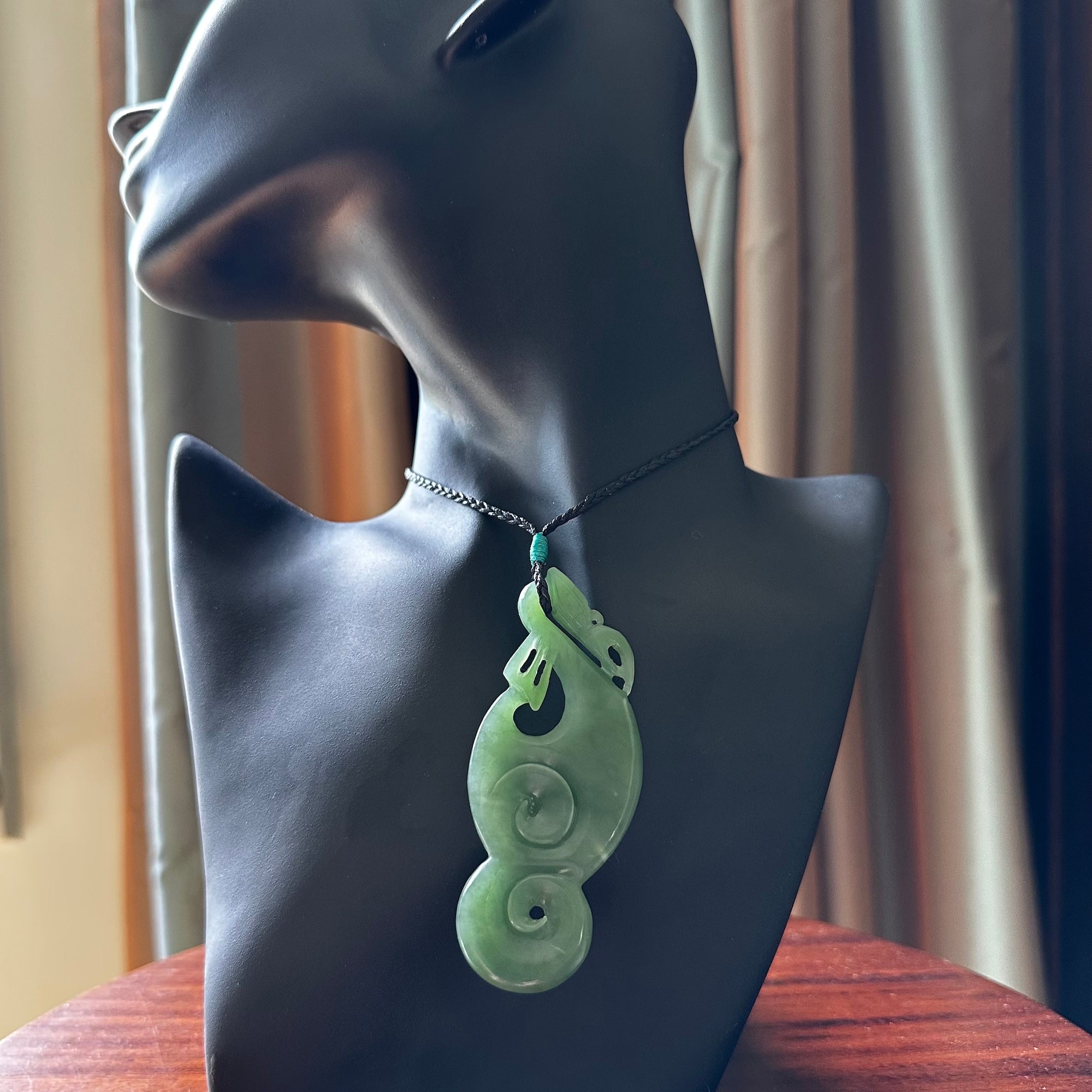 HAND CARVED LARGE NEW ZEALAND INANGA JADE MANAIA WITH KORU PENDANT ...