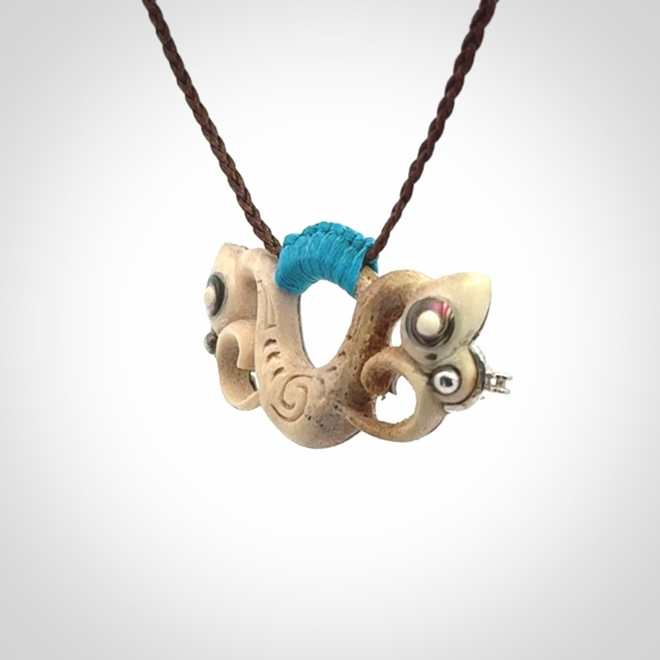 Hand carved pekapeka pendant from Deer antler. This is an absolutely beautiful piece of wrist jewellery, hand made by NZ Pacific. We provide this with Free Postage Worldwide.