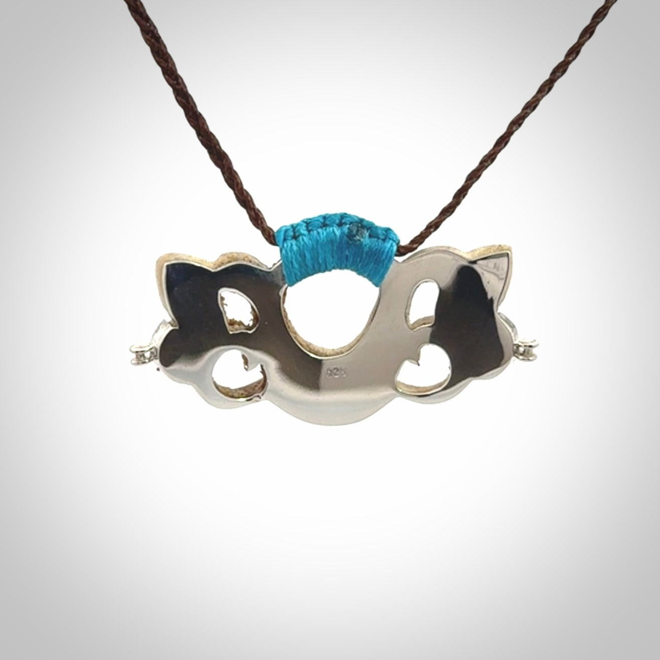 Hand carved pekapeka pendant from Deer antler. This is an absolutely beautiful piece of wrist jewellery, hand made by NZ Pacific. We provide this with Free Postage Worldwide.