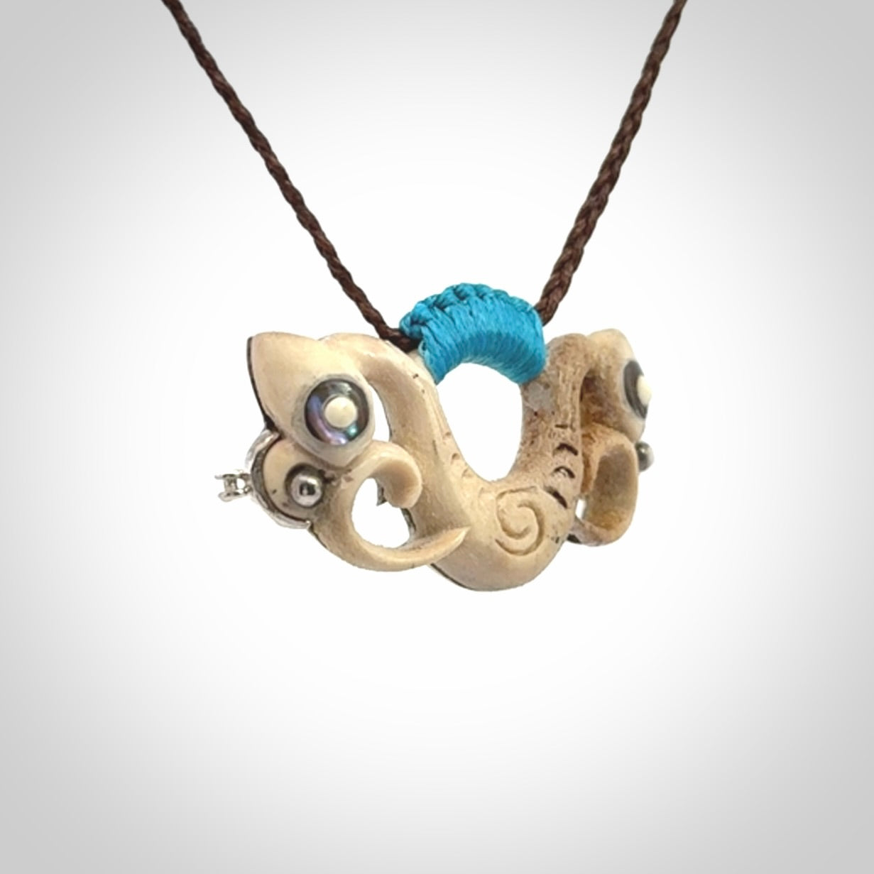 Hand carved pekapeka pendant from Deer antler. This is an absolutely beautiful piece of wrist jewellery, hand made by NZ Pacific. We provide this with Free Postage Worldwide.