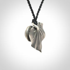 This is a hand carved Sterling Silver Kawakawa leaf pendant with New Zealand flower Jade insert. This is a medium sized necklace and is provided with an adjustable black cord.