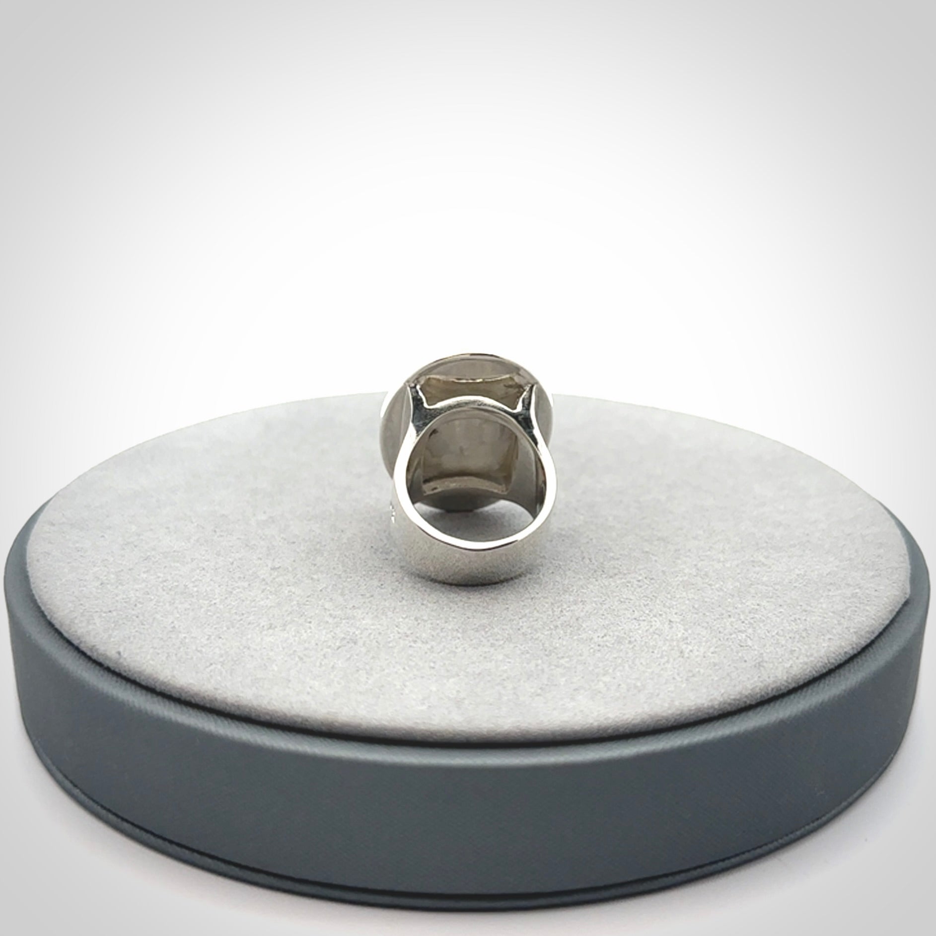 A gorgeous Mother of Pearl and Sterling Silver ring