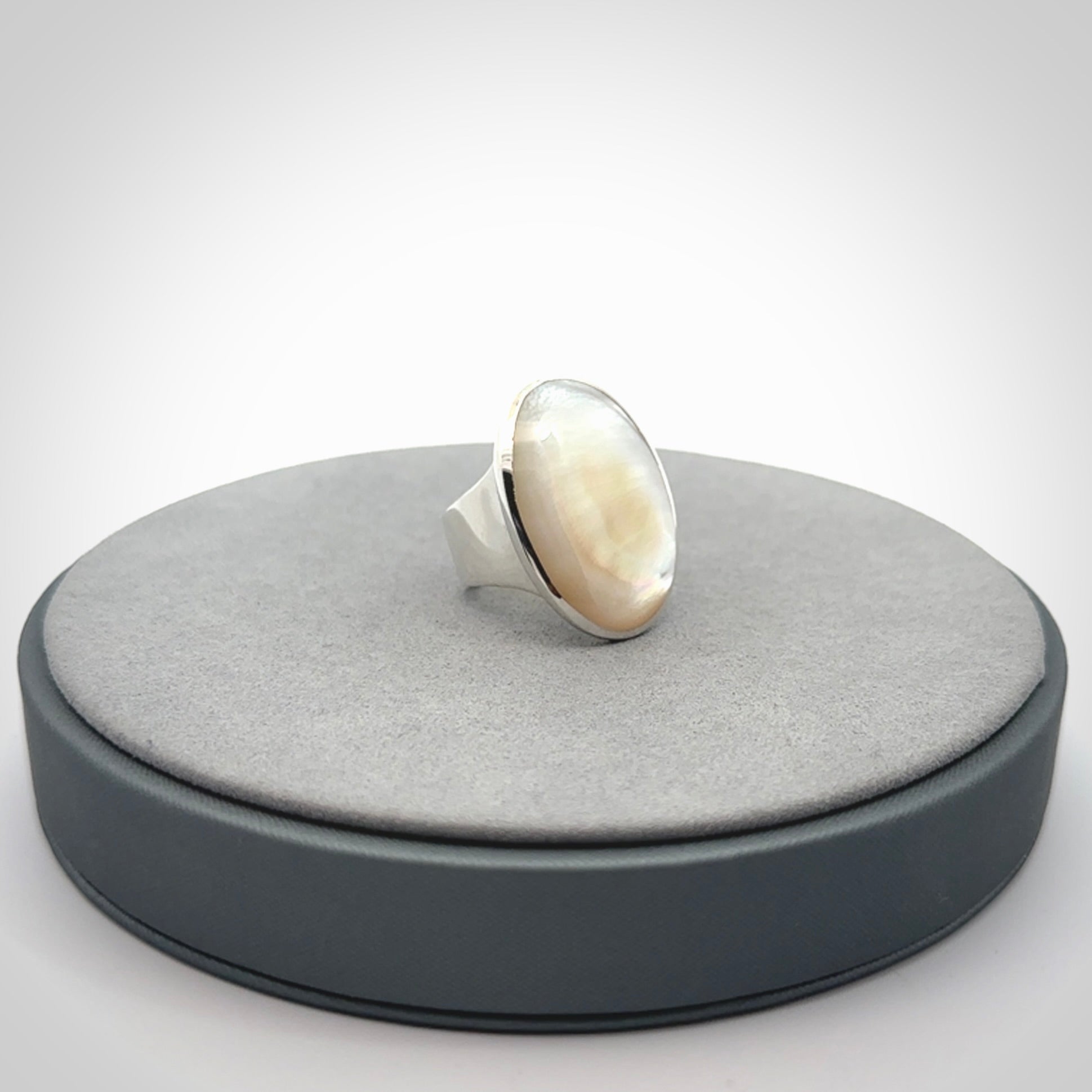 A gorgeous Mother of Pearl and Sterling Silver ring