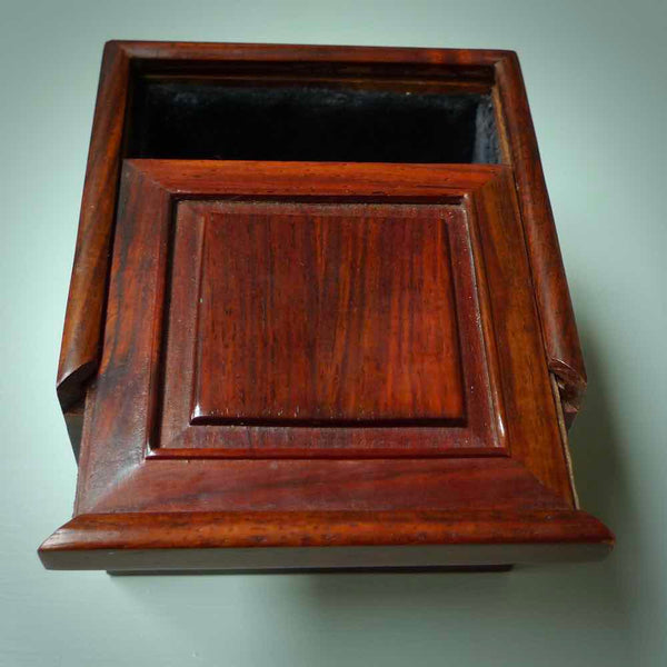 This shows the Rosewood Box that the jade bowl will be delivered in.