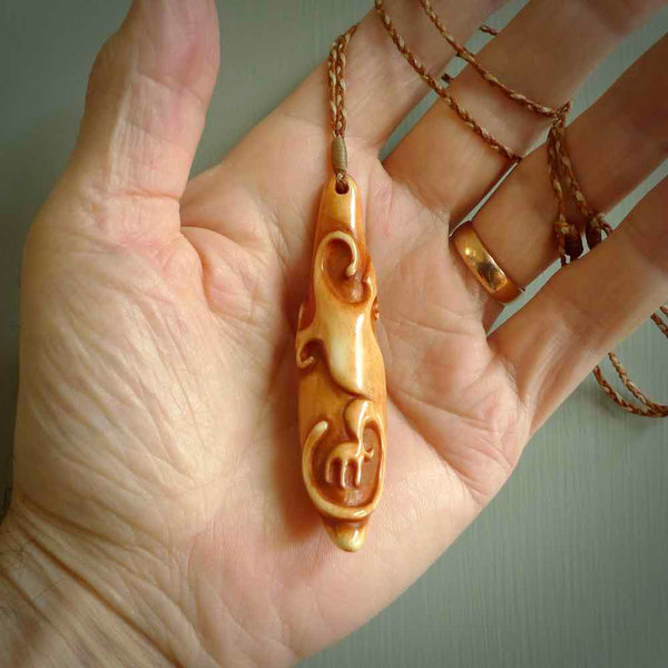 Bone carving of a lizard climbing. A three dimensional pendant carved in bone by Yuri Terenyi. One only contemporary gecko lizard carving for men and women. Provided with an adjustable cord.