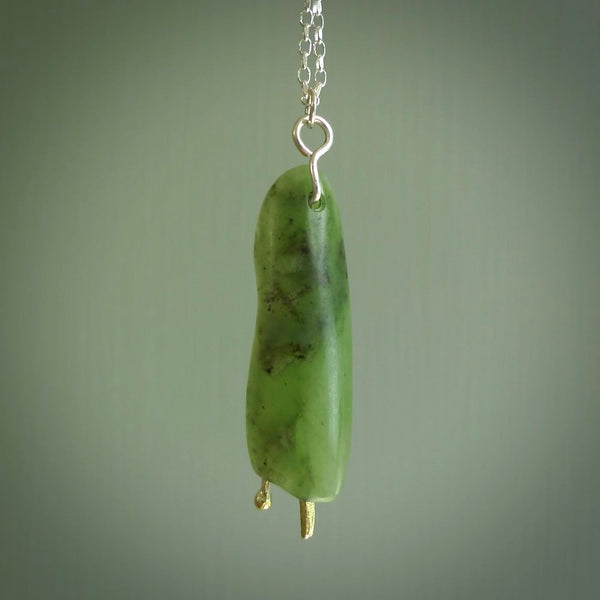 This kowhai flower drop pendant is beautifully hand made with gorgeous flair. It is fashionable and perfect for a women with style. Hand carved from a gorgeous piece of New Zealand jade with Gold leaf coating and sterling silver - this is an elegant and beautiful piece of art to wear.