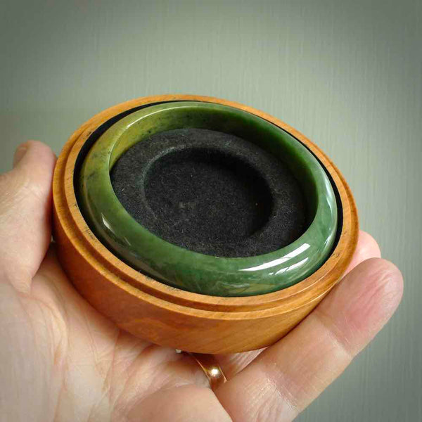 New Zealand flower jade bangle. This is carved from a solid piece of jade and polished to a mirror finish on the outside. The inside is a satin finish. The jade is high grade New Zealand Marsden and is a beautiful coloured stone.