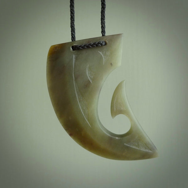 RANGATIRA is a Niho/Matau shape with very strong lines and clearly defined edges. The front face has a subtle, finely etched koru - unique and strong this is a very beautiful piece.